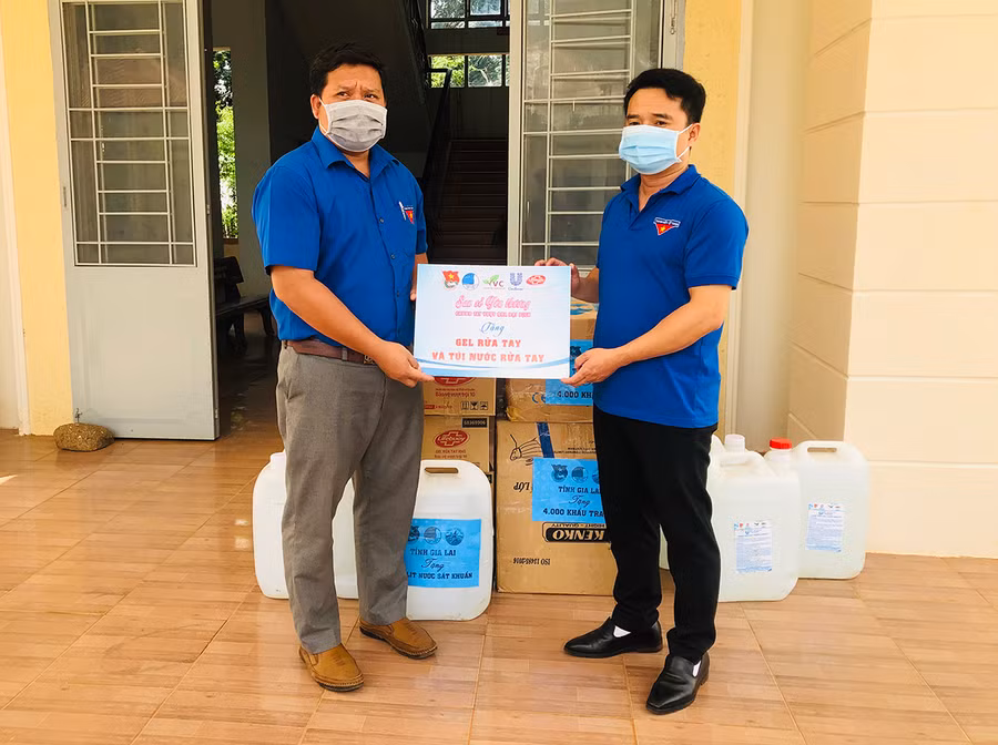 Anh Đỗ Duy Nam (bìa phải)-Phó Bí thư Tỉnh Đoàn trao tặng vật dụng y tế phòng-chống dịch Covid-19 cho Huyện Đoàn Chư Sê. Ảnh: Phan Lài