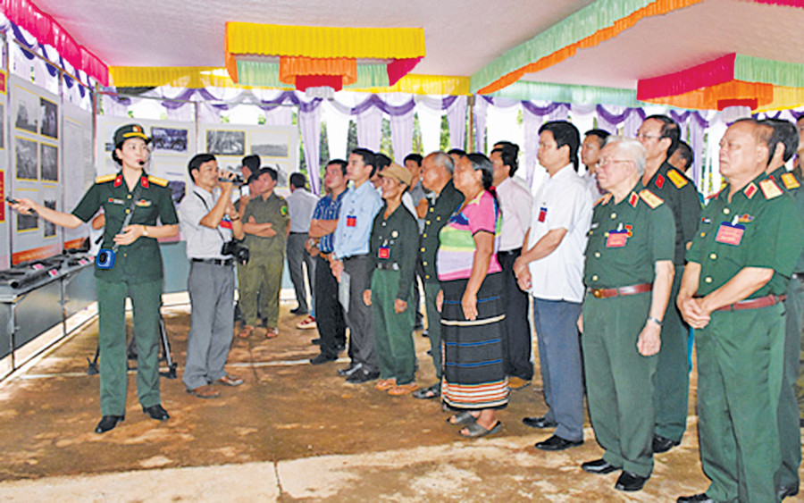 Tôn tạo di tích Chiến thắng Chư Nghé ảnh 1 Các đại biểu tham quan khu vực trưng bày hiện vật của trận chiến Chư Nghé (ảnh chụp năm 2018). Ảnh: Ngọc Sang