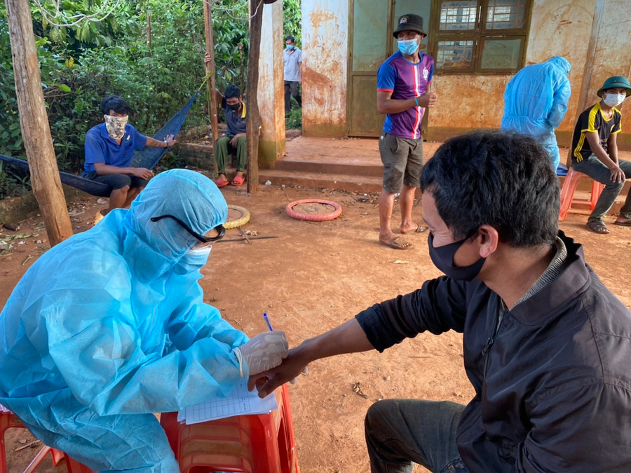Nhân viên y tế Trung tâm Kiểm soát bệnh tật tỉnh lấy mẫu xét nghiệm cho trường hợp F2 của bệnh nhân 13486. Ảnh: Như Nguyện