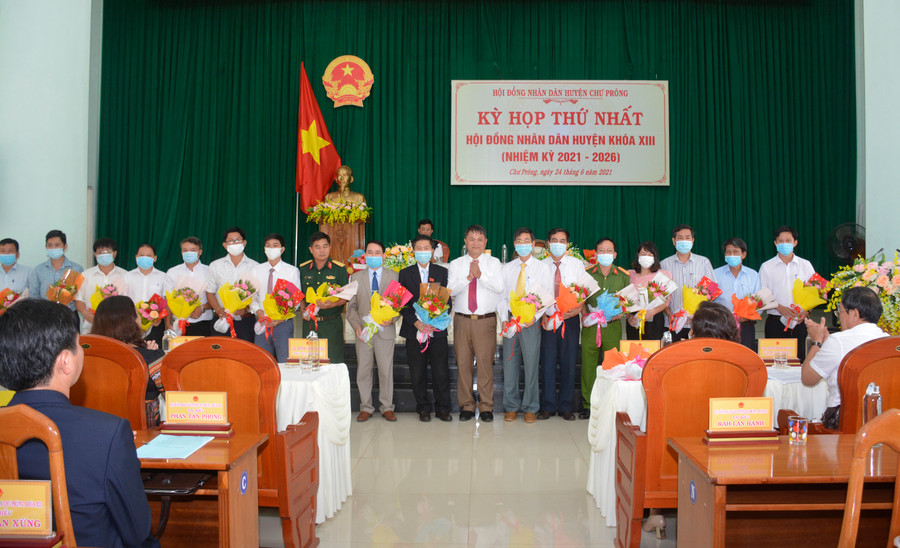Các chức danh UBND huyện Chư Prông khóa XIII ra mắt nhận nhiệm vụ. Ảnh: Thanh Nhật Các chức danh UBND huyện Chư Prông khóa XIII ra mắt nhận nhiệm vụ. Ảnh: Thanh Nhật