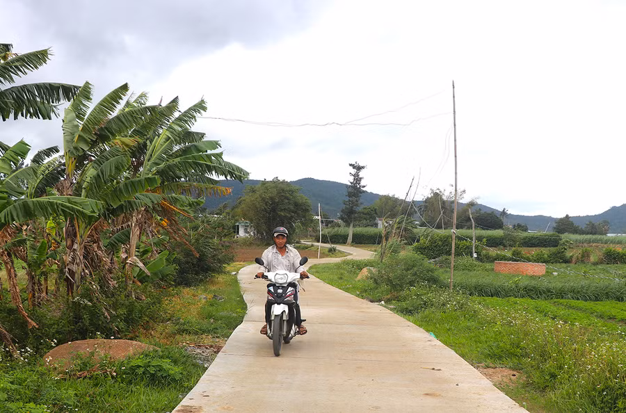  Nhờ công tác dân vận mà nhiều tuyến đường nội đồng trên địa bàn huyện Đak Pơ được mở rộng, đổ bê tông giúp người dân đi lại, vận chuyển nông sản thuận lợi hơn. Ảnh: Ngọc Minh