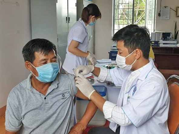 Trung tâm Y tế huyện Ia Grai triển khai tiêm vắc xin phòng Covid-19 cho đội ngũ giáo viên trên địa bàn huyện. Ảnh: Hà Phương