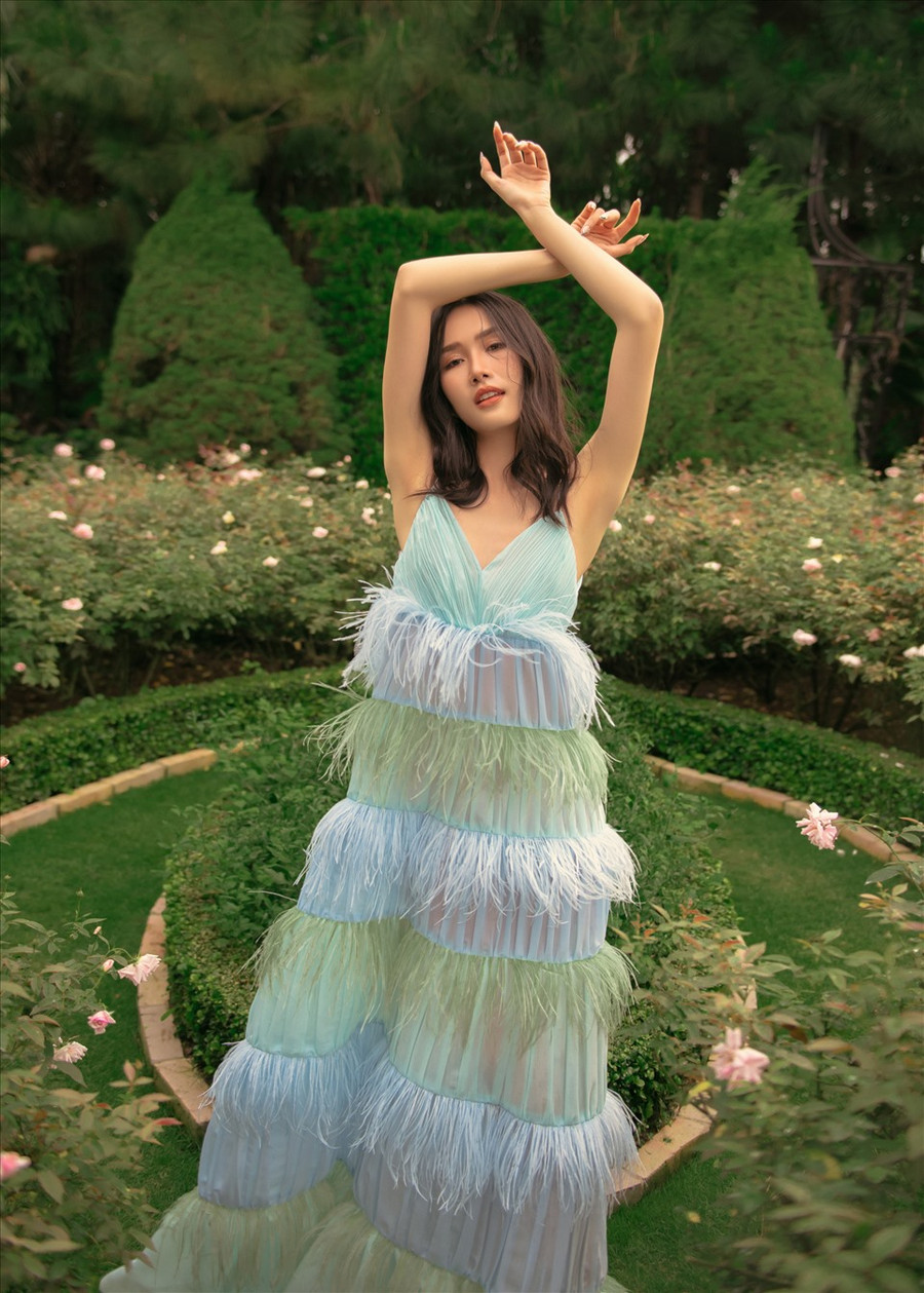 Á hậu Phương Anh gây ấn tượng vì từng đặt chân đến hơn 20 quốc gia trên khắp thế giới trước đó. Là một người đam mê trải nghiệm, Phương Anh cho biết năm nay cũng là năm đầu tiên cô đón tuổi mới tại nhà do ảnh hưởng của dịch bệnh. Mọi năm, vào dịp này, cô thường đi du lịch cùng gia đình. Ảnh: Huỳnh Trí Nghĩa.