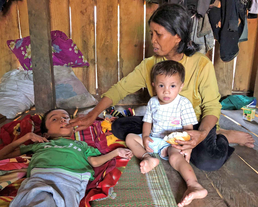 Bà Hyăi (làng Kon Băh, xã Hà Tây, huyện Chư Păh) vừa chăm con, vừa chăm cháu. Ảnh: Anh Huy