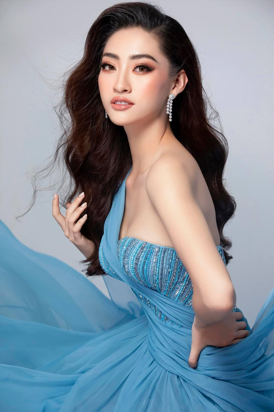 Không dừng lại ở đó, Lương Thuỳ Linh cũng đã từng dày dặn kinh nghiệm khi tham dự Miss World 2019 và lọt top 12 chung cuộc. Nhiều người đặt kỳ vọng ở người đẹp Cao Bằng bởi cô hội tụ đầy đủ những yếu tố cần thiết để có thể “làm nên chuyện” tại Miss Grand International 2021. Ảnh: Sen Vàng.