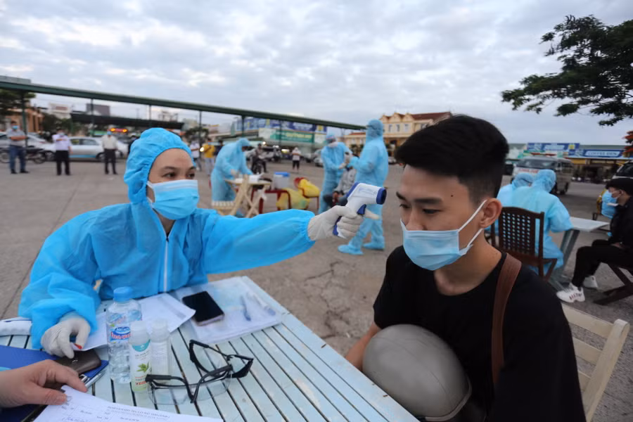 Những người không nằm trong vùng có nguy cơ cao được hướng dẫn cách ly tại nhà. Ảnh: Văn Ngọc