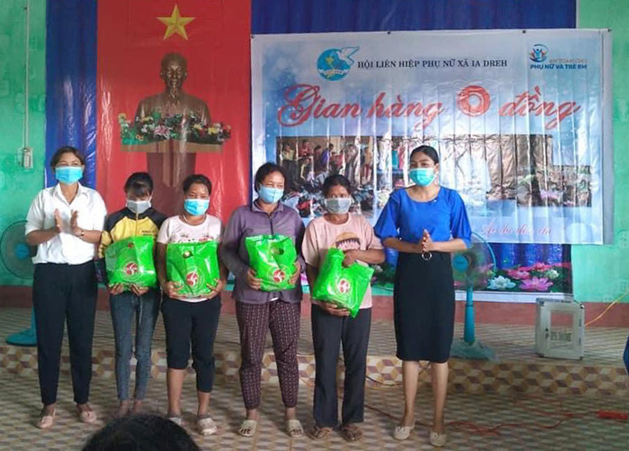  Hội Liên hiệp Phụ nữ xã Ia Dreh trao quà cho hội viên có hoàn cảnh khó khăn. Ảnh: Nguyên Hương