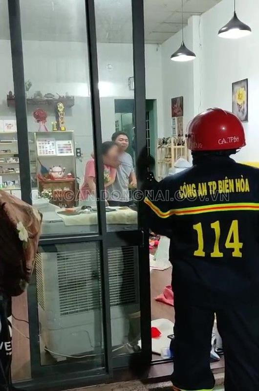 Kẻ ngáo đá cầm dao kè cổ đòi giết vợ trong nhà (ảnh CA.Đ.N)