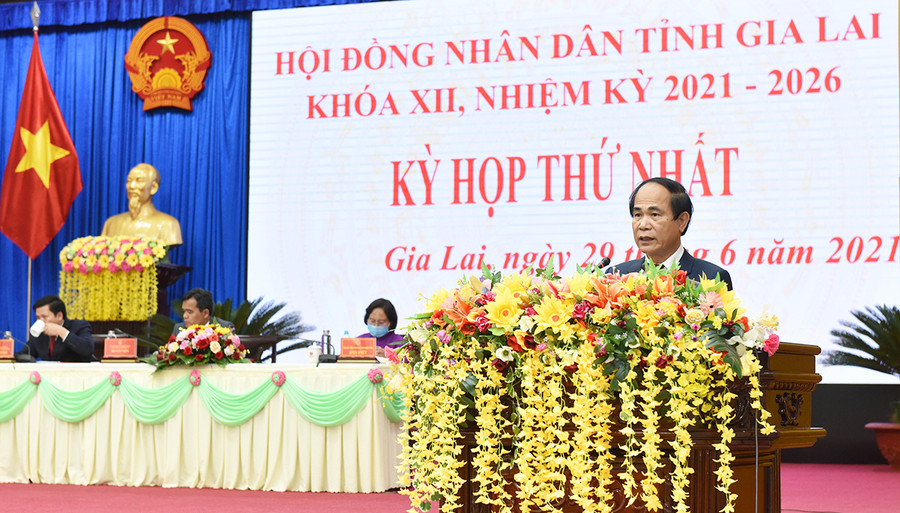 Thay mặt UBND tỉnh khóa XII phát biểu ý kiến trước HĐND tỉnh, Chủ tịch UBND tỉnh Võ Ngọc Thành cảm ơn sự tin tưởng, tín nhiệm của các đại biểu HĐND tỉnh. Ảnh: Đức Thụy Thay mặt UBND tỉnh khóa XII phát biểu ý kiến trước HĐND tỉnh, Chủ tịch UBND tỉnh khóa XII Võ Ngọc Thành cảm ơn sự tin tưởng, tín nhiệm của các đại biểu HĐND tỉnh.