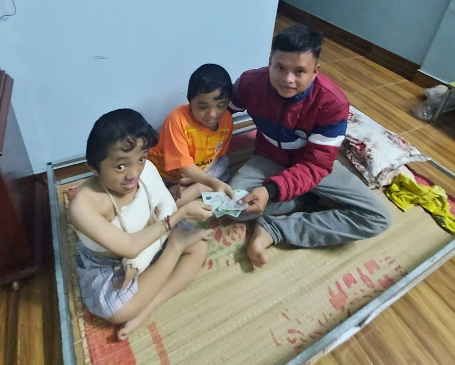 CSGT Lê Hùng Dương ở Buôn Mê Thuột đến tặng tiền cho Thành và Tài. ẢNH: QUANG VIÊN