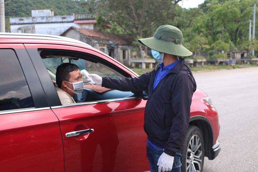 Tiến hành đo thân nhiệt, khai báo y tế đối với tất cả người dân đi vào địa bàn thị xã An Khê. Ảnh: Quang Tấn Tiến hành đo thân nhiệt, khai báo y tế đối với tất cả người dân đi vào địa bàn. Ảnh: Quang Tấn