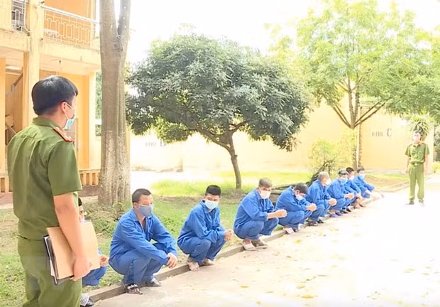  Các đối tượng tại cơ quan công an. (Ảnh: Đinh Tuấn/TTXVN)