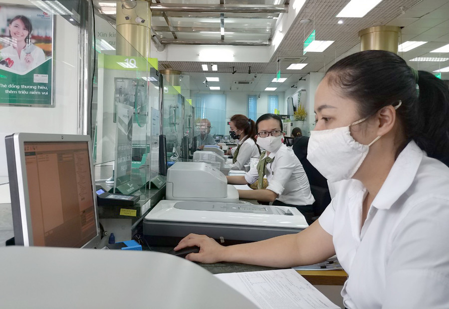 Song song với phương thức giao dịch truyền thống, các ngân hàng thương mại đang khuyến khích khách hàng giao dịch qua kênh ngân hàng điện tử