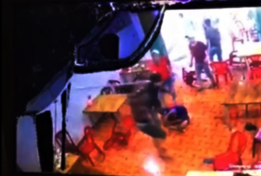 Nam thanh niên bị đánh hội đồng đến bất tỉnh tại quán nhậu. ẢNH: CẮT TỪ CLIP