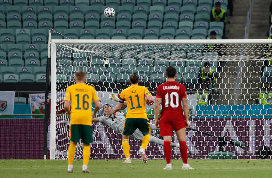 Cú penalty vọt xà của Gareth Bale. Ảnh: REUTERS