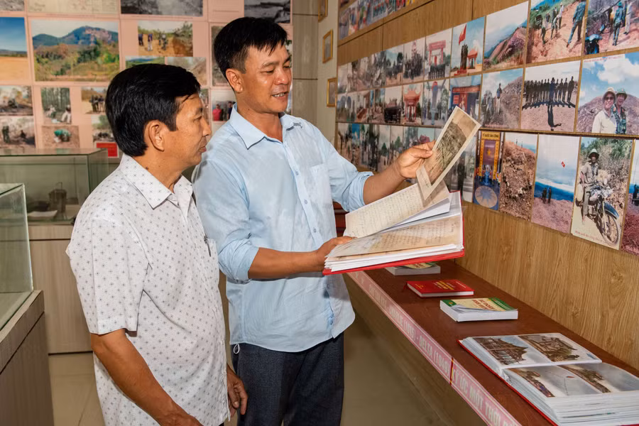 Tham quan các kỷ vật tại nhà trưng bày. Ảnh: Đ.T Tham quan các kỷ vật tại nhà trưng bày. Ảnh: Đ.T