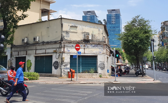 Một loạt văn phòng các công ty du lịch lữ hành trên đường Lê Thánh Tôn (quận 1, TP.HCM) đóng cửa hơn 1 năm qua. (Ảnh: Hồng Phúc).