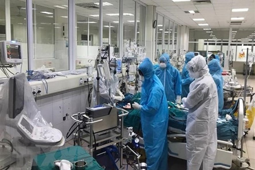 Điều trị bệnh nhân COVID-19 nặng tại Bệnh viện Bệnh Nhiệt đới Trung ương. Ảnh: Thanh Đặng Điều trị bệnh nhân COVID-19 nặng tại Bệnh viện Bệnh Nhiệt đới Trung ương. Ảnh: Thanh Đặng