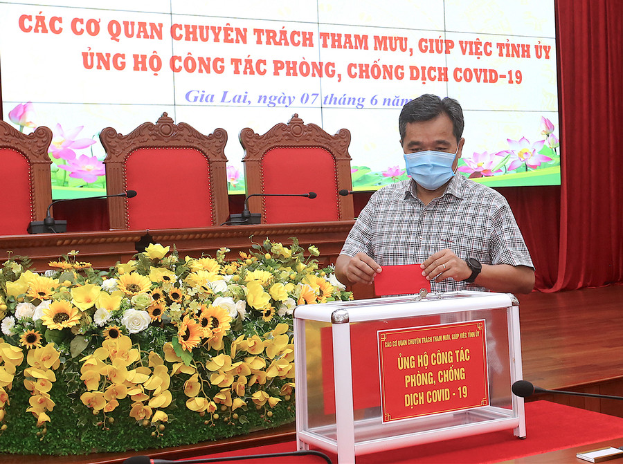 Bí thư Tỉnh ủy Hồ Văn Niên ủng hộ Quỹ vắc xin phòng Covid-19. Ảnh: Mộc Trà Bí thư Tỉnh ủy Hồ Văn Niên ủng hộ Quỹ vắc xin phòng Covid-19. Ảnh: Mộc Trà
