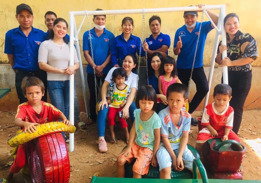 Huyện Đoàn Ia Grai bàn giao khu vui chơi cho điểm Trường Mầm non 20-10 (xã Ia Krai). Ảnh: Trần Dung Tuổi trẻ huyện Ia Grai bàn giao khu vui chơi cho điểm trường Mầm non 20-10 (xã Ia Krai). Ảnh: Trần Dung