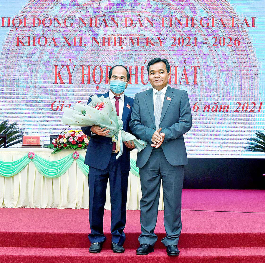 Ông Hồ Văn Niên-Ủy viên Ban Chấp hành Trung ương Đảng, Bí thư Tỉnh ủy, Chủ tịch HĐND tỉnh tặng hoa chúc mừng ông Võ Ngọc Thành-Phó Bí thư Tỉnh ủy, Chủ tịch UBND tỉnh. Ảnh: Đức Thụy