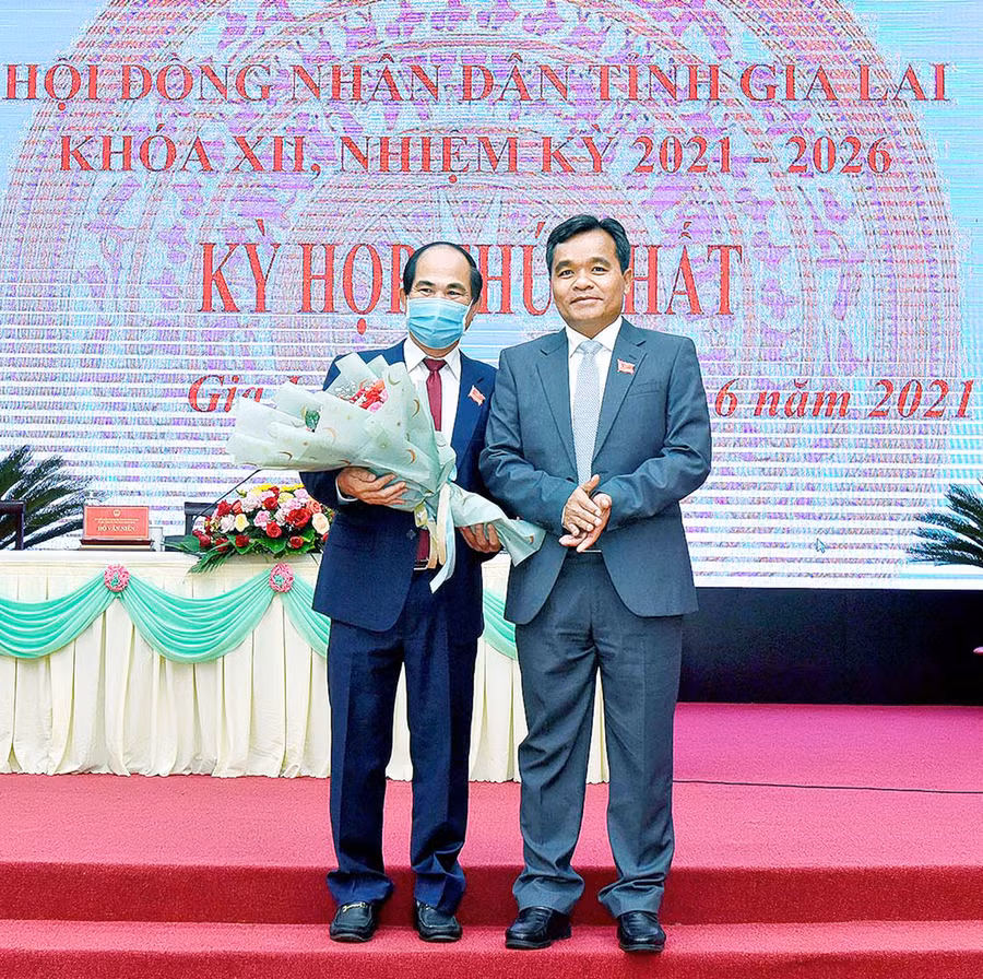 Ông Hồ Văn Niên-Ủy viên Ban Chấp hành Trung ương Đảng, Bí thư Tỉnh ủy, Chủ tịch HĐND tỉnh tặng hoa chúc mừng ông Võ Ngọc Thành-Phó Bí thư Tỉnh ủy, Chủ tịch UBND tỉnh. Ảnh: Đức Thụy