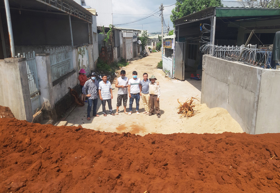 Người dân bức xúc vì đơn vị thi công đổ đất chắn ngang lối đi nhưng không hề thông báo cho trước. Ảnh: Minh Triều