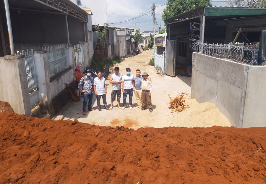 Người dân bức xúc vì đơn vị thi công đổ đất chắn ngang lối đi nhưng không hề thông báo cho trước. Ảnh: Minh Triều