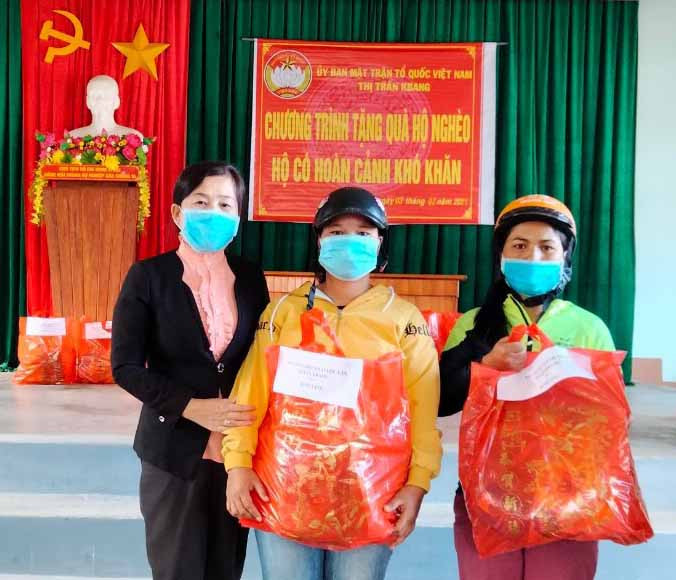 Ủy ban MTTQ Việt Nam thị trấn Kbang tặng quà cho hộ nghèo. Ảnh: Ngọc Minh