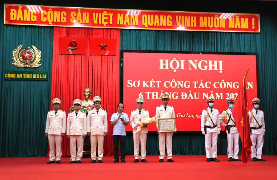 Tập thể Phòng Tham mưu được nhận Huân chương Bảo vệ Tổ quốc hạng nhất của Chủ tịch nước. Ảnh: Văn Ngọc