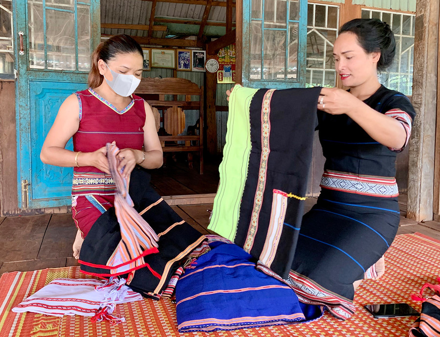 Chị H'Uyên Niê (bìa phải) tích cực tìm đầu ra cho CLB Dệt thổ cẩm xã Ia Mơ Nông. Ảnh: Phương Duyên Chị H'Uyên (bìa phải) rất tích cực tìm đầu ra cho CLB Dệt thổ cẩm xã Ia Mơ Nông. Ảnh: Phương Duyên