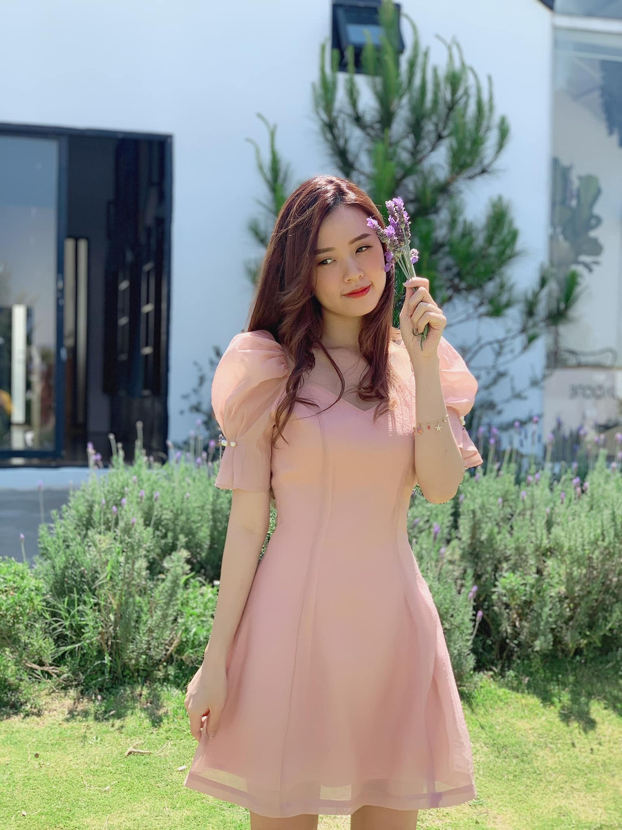 Các mẫu đầm mùa hè của Midu tương đối đơn giản nhưng vừa vặn và tôn vinh vóc dáng người mặc. Mỗi chi tiết như tay phồng, đính nơ, lớp vải lót ngắn hơn một cách cố tình càng làm tăng vẻ đáng yêu cho cô gái mùa hè. 