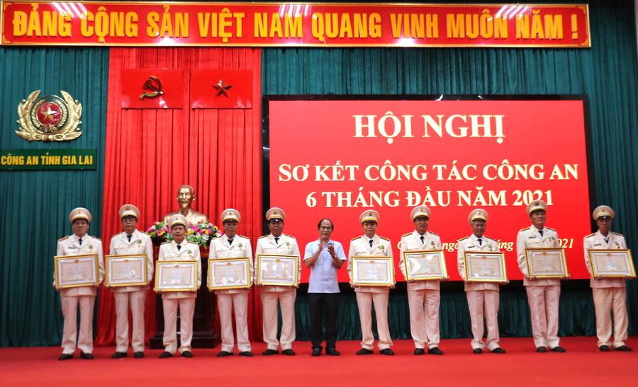 10 cá nhân được nhận Huân chương Bảo vệ Tổ quốc hạng ba của Chủ tịch nước. Ảnh: Văn Ngọc