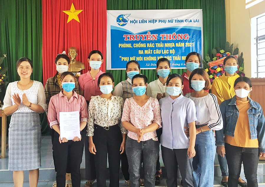 Ra mắt Câu lạc bộ "Phụ nữ nói không với rác thải nhựa" tại xã Đông, huyện Kbang. Ảnh: Minh Châu Ra mắt Câu lạc bộ