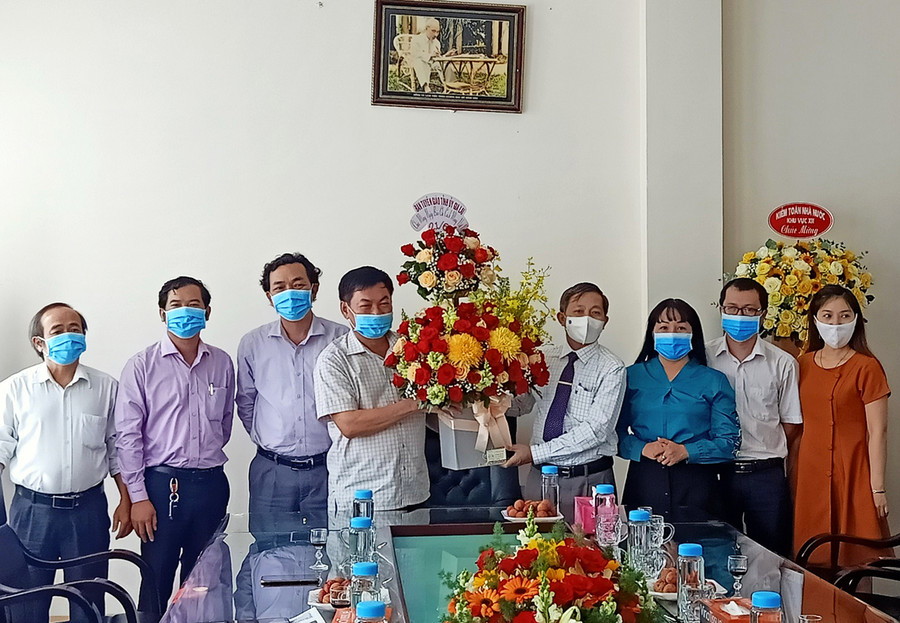Trưởng ban Tuyên giáo Tỉnh ủy Huỳnh Thế Mạnh chúc mừng Báo Gia Lai nhân kỷ niệm 96 năm Ngày Báo chí cách mạng Việt Nam. Ảnh: Minh Nguyễn Trưởng ban Tuyên giao Tỉnh ủy Huỳnh Thế Mạnh đến thăm và chúc mừng tập thể lãnh đạo, cán bộ, phóng viên và người lao động Báo Gia Lai nhân kỷ niệm 96 năm Ngày Báo chí cách mạng Việt Nam. Ảnh: Minh Nguyễn