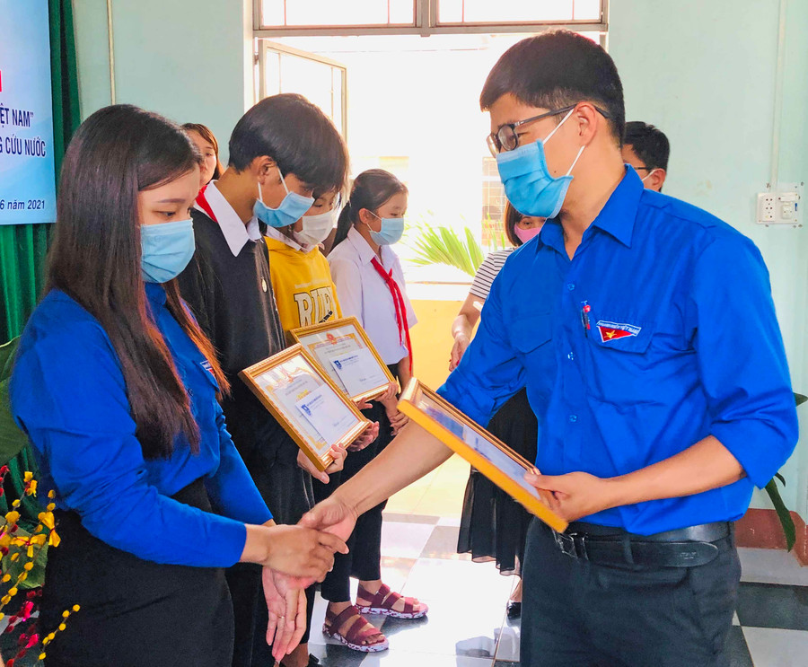 Anh Trịnh Công Duy-quyền Bí thư Huyện Đoàn Chư Păh trao giải khuyến khích cho các tác giả, nhóm tác giả. Ảnh: Phan Lài