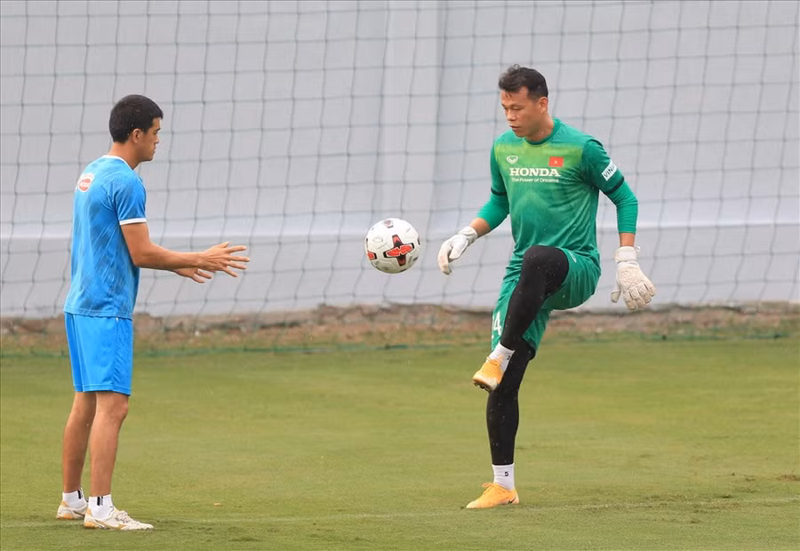 Thủ môn Tấn Trường có thể là phương án thay thế của thầy Park khi Văn Lâm vắng mặt. Ảnh: Hoài Thu