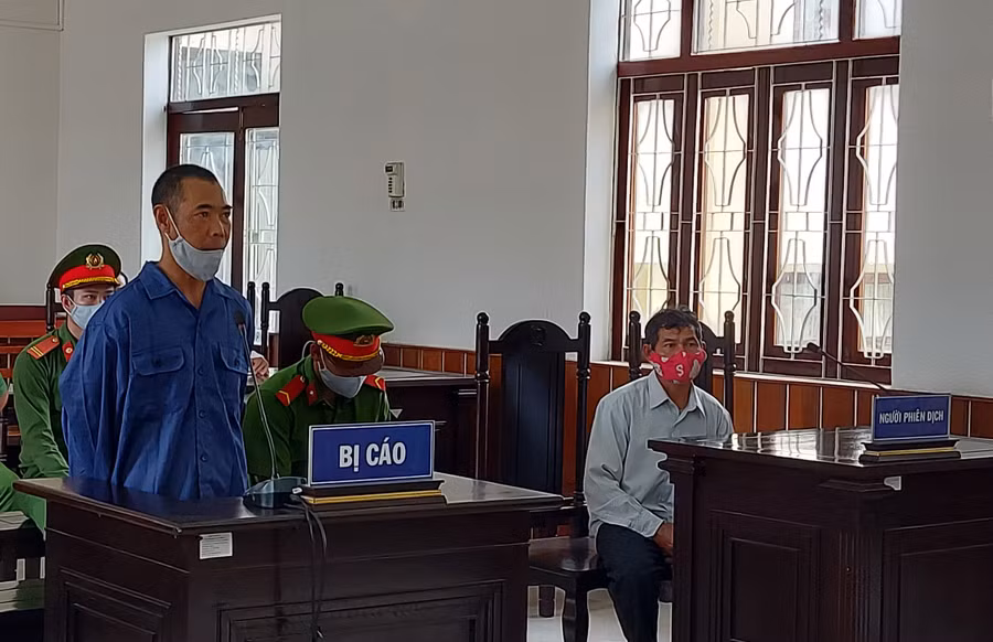  Bị cáo Thao Póc và Thao Say tại phiên tòa. Ảnh: BN