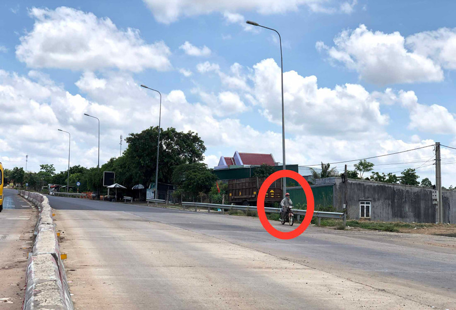 Người dân đi ngược chiều để về thôn Ia Jol, Ia Brel (xã Ia Le, huyện Chư Pưh). Ảnh: Lê Hòa