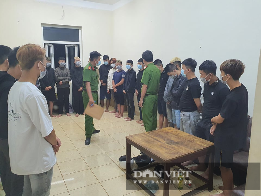 Công an triệu tập làm việc với 25 thanh, thiếu niên, học sinh. Ảnh: Duy Hậu. Công an triệu tập làm việc với 25 thanh, thiếu niên, học sinh. Ảnh: Duy Hậu.