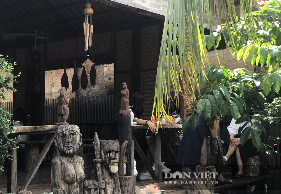 Người dân Akõ Dhông thưởng thức cà phê bên những ngôi nhà sàn truyền thống. Ảnh: Duy Hậu.