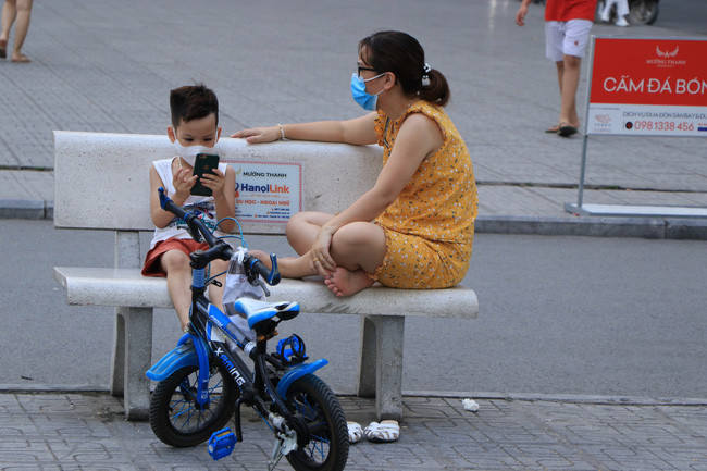 Việc ở nhà lâu do dịch bệnh khiến nhiều phụ huynh không khỏi lo lắng cho sức khoẻ, tâm lý của con.