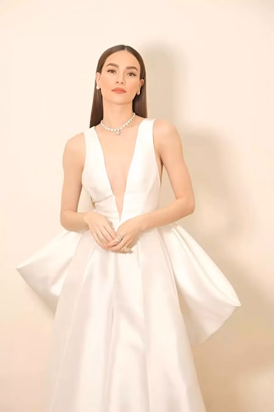 Ngoài những lúc chăm sóc các con, ca sĩ Hồ Ngọc Hà tranh thủ thời gian rảnh rỗi để tập luyện cải thiện vóc dáng. Nữ ca sĩ lựa chọn bộ váy trắng xẻ sâu ngực táo bạo khi tham gia một sự kiện trong tuần.