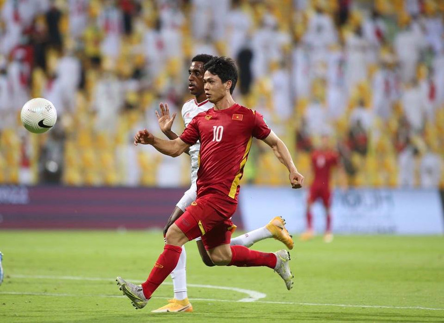 Dấu ấn Hoàng Anh Gia Lai ở đội tuyển Việt Nam ảnh 2 Nguyễn Phong Hồng Duy trong một pha tranh bóng với cầu thủ đội UAE. Ảnh: Quang Thịnh