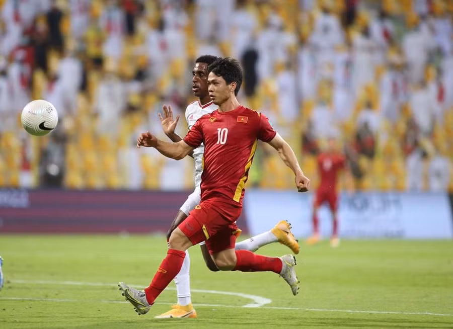 Nguyễn Phong Hồng Duy trong một pha tranh bóng với cầu thủ đội UAE. Ảnh: Quang Thịnh