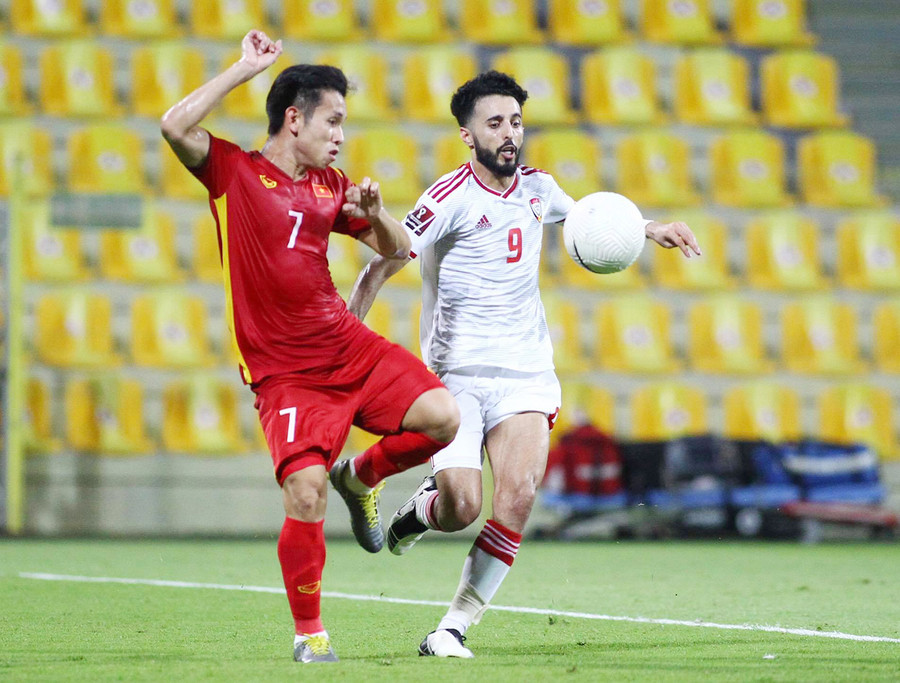 Dấu ấn Hoàng Anh Gia Lai ở đội tuyển Việt Nam ảnh 1 Nguyễn Phong Hồng Duy trong một pha tranh bóng với cầu thủ đội UAE. Ảnh: Quang Thịnh