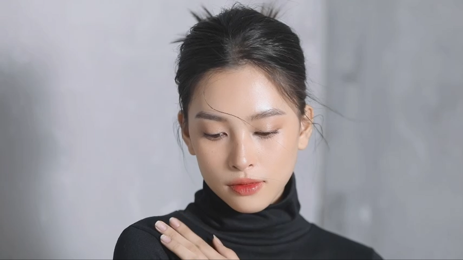 Người đẹp xứ Quảng thể hiện đường nét quyến rũ chuẩn nàng thơ theo phong cách nhẹ tựa sương mai, mong manh thuần khiết. ẢNH: NVCC