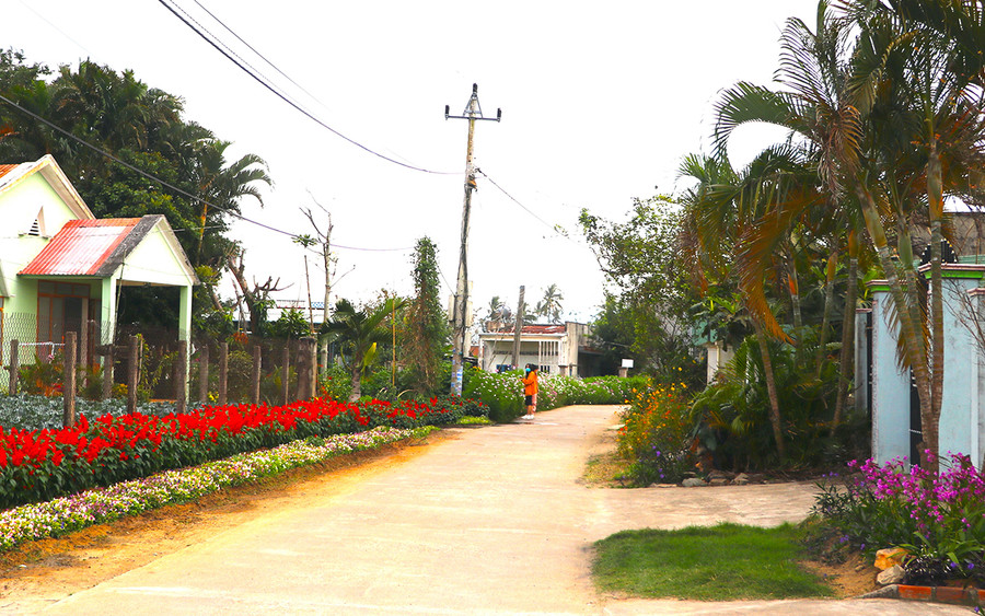 Phụ nữ xã Tân An (huyện Đak Pơ) nhân rộng mô hình “Con đường hoa”. Ảnh: Ngọc Minh Phụ nữ xã Tân An (huyện Đak Pơ) nhân rộng mô hình “Con đường hoa”. Ảnh: Ngọc Minh