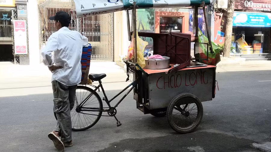 Phận người mưu sinh bằng nghề bán cháo lòng rơi vào cảnh ế ẩm. ẢNH: P.X