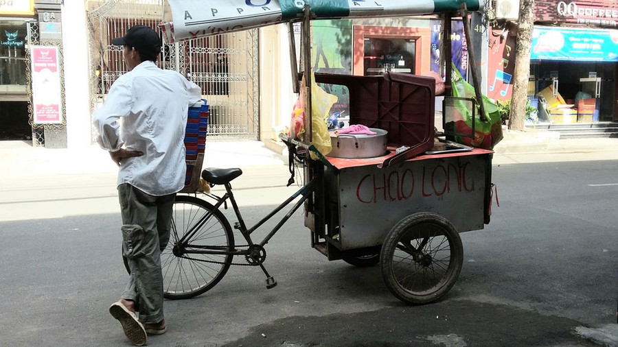 Phận người mưu sinh bằng nghề bán cháo lòng rơi vào cảnh ế ẩm. ẢNH: P.X Phận người mưu sinh bằng nghề bán cháo lòng rơi vào cảnh ế ẩm. ẢNH: P.X